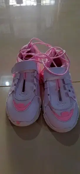 Dijual sepatu anak perempuan