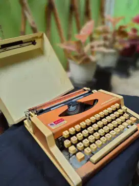 Mesin Ketik Vintage Olympia Traveller de Luxe