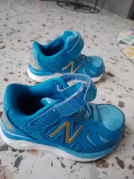 Sepatu new balance disney masih bagus