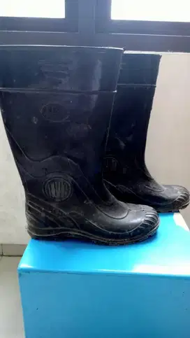 Sepatu boot hitam