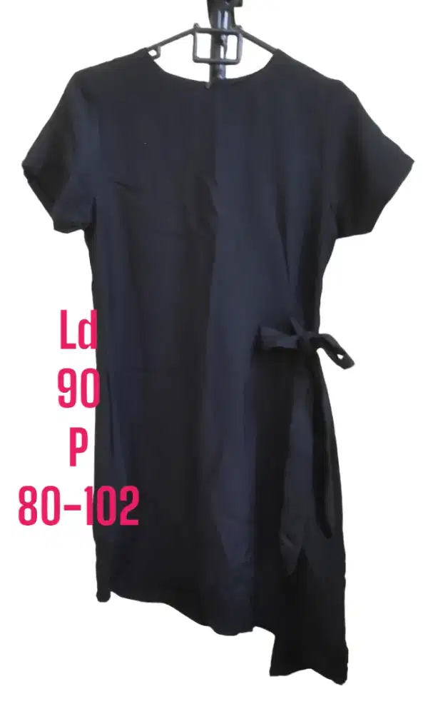 Dress hitam elegance, ada tali samping. Model panjang samping. Cantik