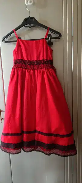 Dress pesta anak merah untuk Natal atau Imlek