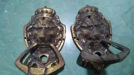 Sepasang Kepala Singa Kuningan