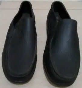 Sepatu Hitam Karet