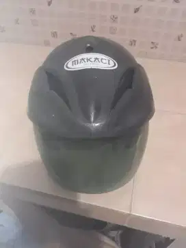 Helm merek makaci warna ungu