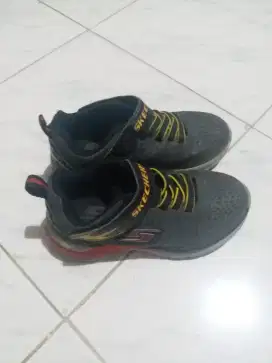 Sepatu sckecher hitam