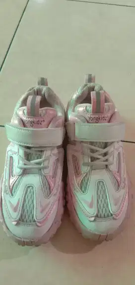 Sepatu anak merk Yongkidz pink