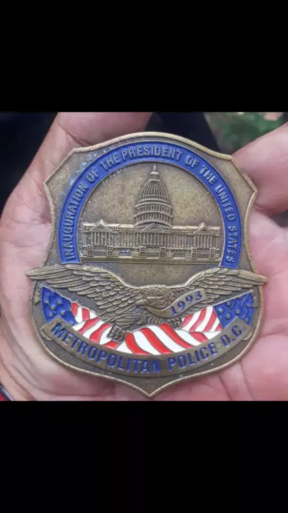 Pin bros lencana police washington USA acara pelantikan bill clinton