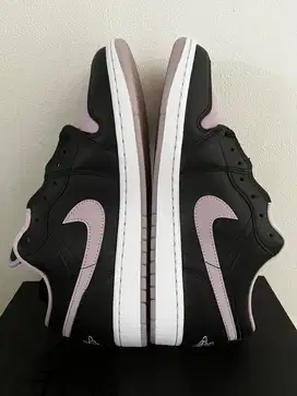 ORIGINAL & NEW - Nike Air Jordan 1 Low SE black/ iced Lilac size 44