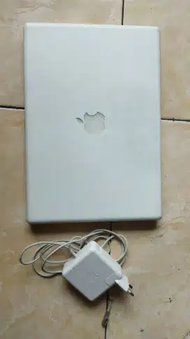 Laptop Apple Macbook (edisi ngurang2 in isi kamar) charger + Laptop aj
