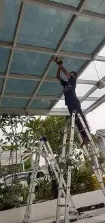 Pasang stiker kanopi kaca