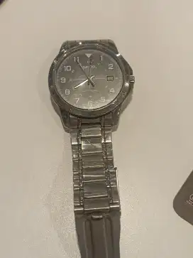 Jam tangan merek casio, ada tanggal nya..