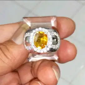 Natural Yellow Sapphire 2,25 Carats Thailand Bermemo
