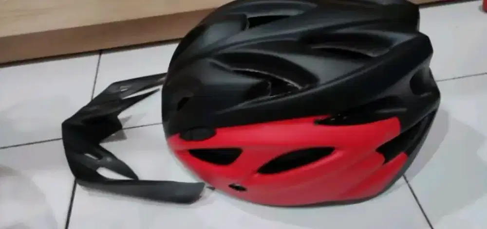 helm sepatu roda dan helm sepeda