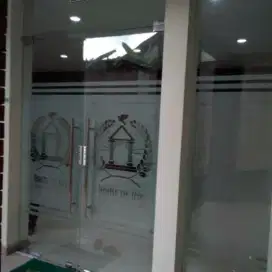 Kaca kantor lengkap dengan stiker sanblas berlogo dan kaca film