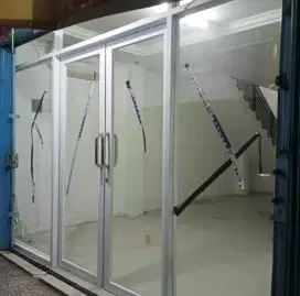 Pintu kaca alumunium