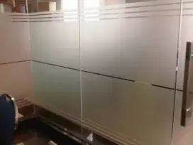 Pasang stiker Sanblas dan kaca film diKANTOR ruangan adem