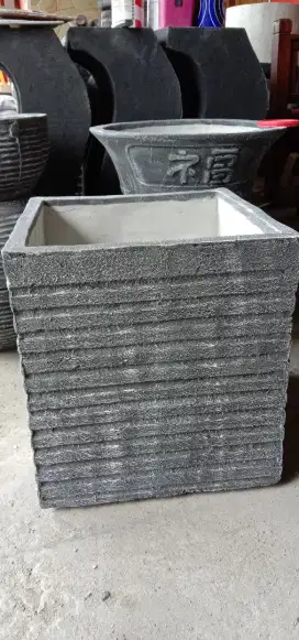 Pot kotak uk. Tinggi 44cm lebar 40cm x 40cm