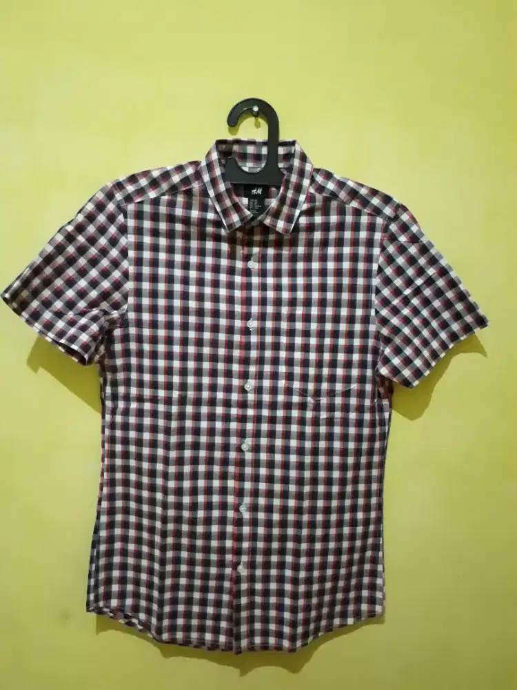 Kemeja lengan pendek warna merah putih biru motif kotak-kotak merk h&m