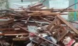 Balok kayu bekas bongkaran atap