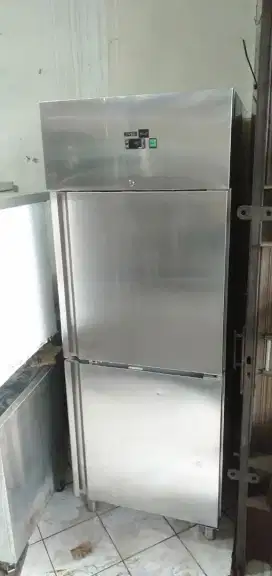 Upreght chiller merek master coll siap pke'bekas resto ex cafe