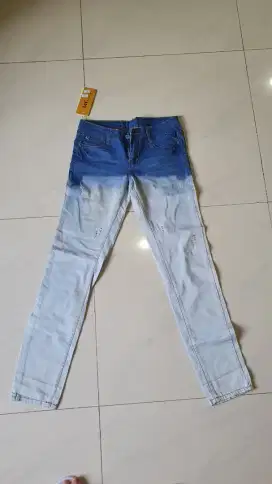 Dijual murah Celana jeans terbaru 2tone Zara size 27.bagus sekali.