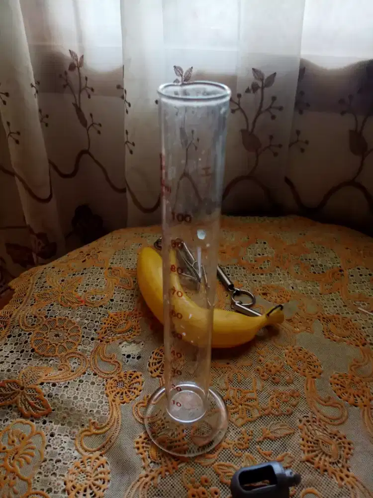 Gelas ukur kaca sebanyak 30 buah