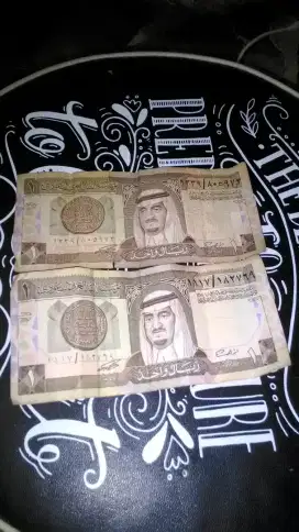 Uang kertas saudi arabia one riyal.