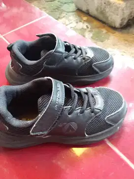 Sepatu sekolah anak Airwalk