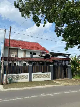 Rumah pinggir jalan raya sejuk dan nyaman