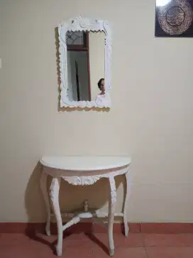 Meja Rias Putih