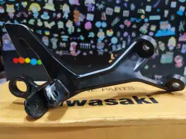 FOOTSTEP KANAN/BRACKET STAY/BEKALANG KANAN NINJA 250fi NEW 2018 ORI