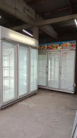 Di jual Showcase 3 pintu merk GEA