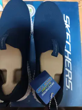 Sepatu merk Skechers model SN52649