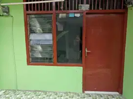 DI SEWAKAN KONTRAKAN LUAS, SANGAT STRATEGIS DAN BERSIH