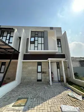 Disewakan Rumah 2 Lantai, Semi Furnished