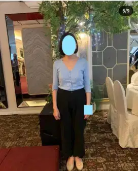 Kaos wanita remaja 7 kancing biru muda lengan 3/4 panjang.