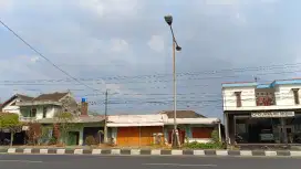 Rumah pinggir jalan raya nglarangan