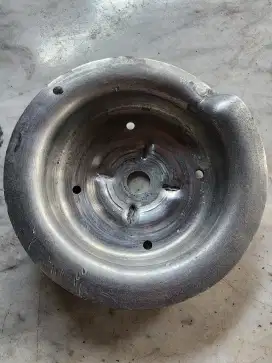 Plat Tatakan Atas Per Depan BMW E39 (1996-2004)