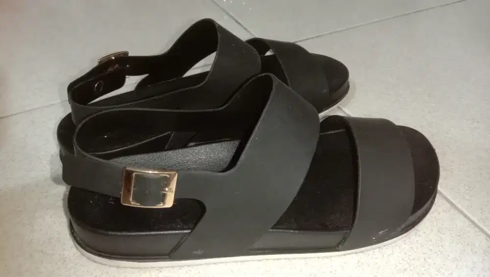 Sepatu sandal hitam