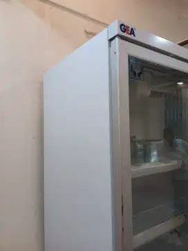 Showcase besar dua pintu GEA