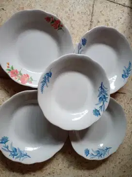 Piring makan per lusin