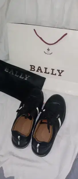 Sneaker original masih ada struk pembelian dan kartunya