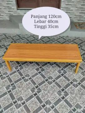 Meja lesehan panjang