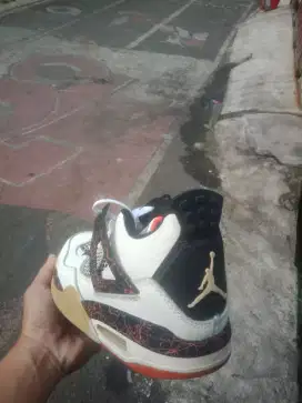 NIKE AIR JORDAN 4