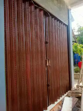 Folding get roling door