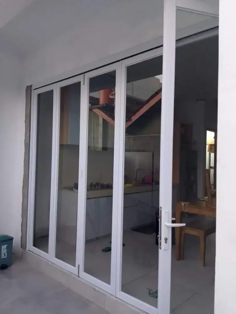 Pintu kaca sleding dan pintu kaca lipat