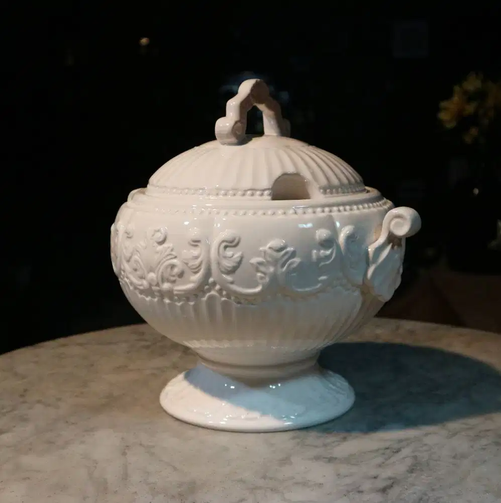 Turen Barok Besar/Tempat Sup/Baroque Tureen White oleh Atelier Amerika