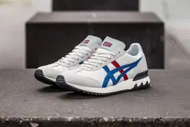Sepatu onitsuka tiger size 40,5 (baru di pakai 2x)