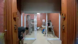 Pembatas ruangan kaca